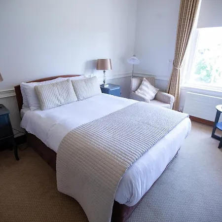 College Hospitality بيت شباب ماينوث