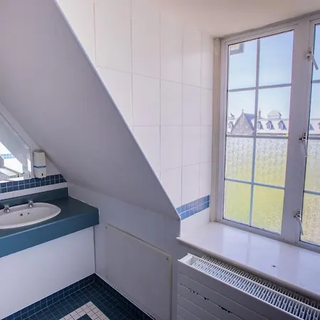 College Hospitality بيت شباب