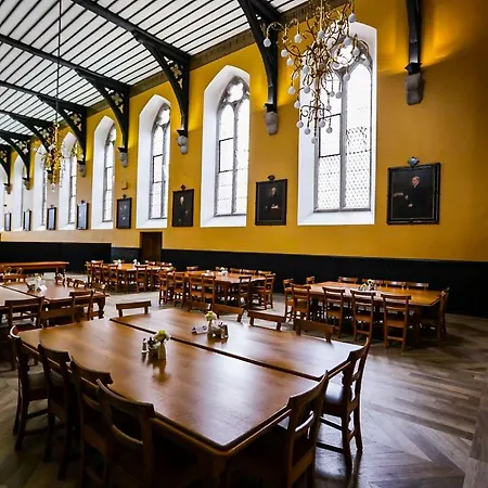 College Hospitality بيت شباب *